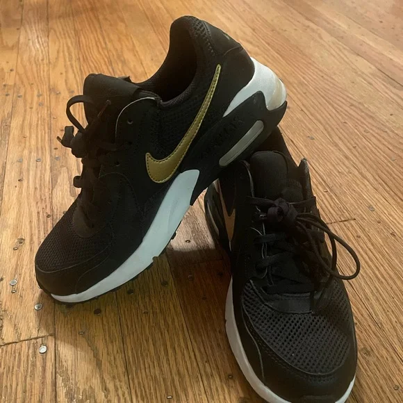 Nike Air Max Excee Women’s 7.5 Low Black Metallic Gold - Picture 6 of 8